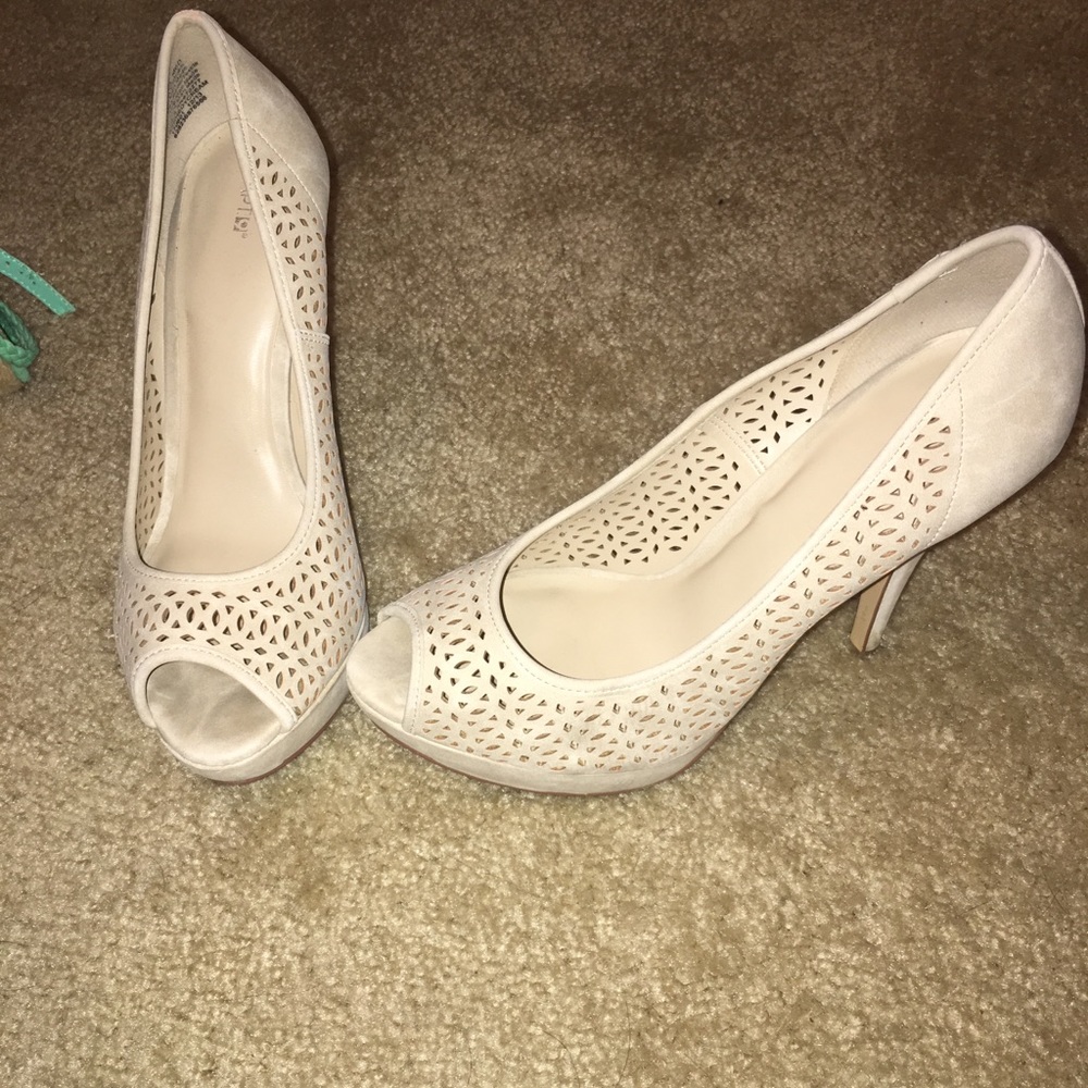 Nude pumps
